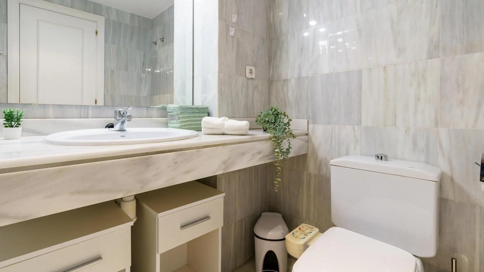 Apartment Hispanidad With Pool - Happy Rentals Fuengirola